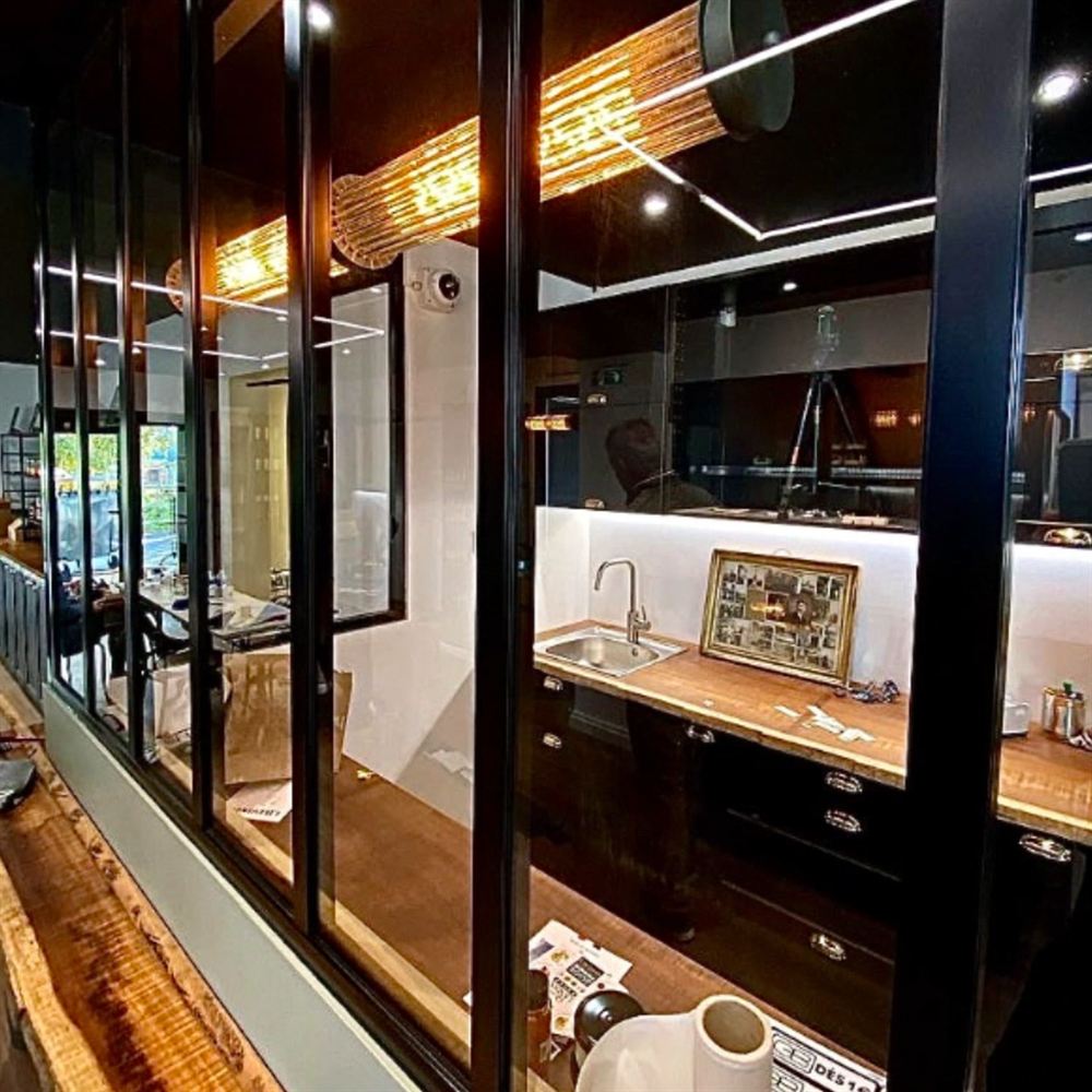 Cuisine et verrière d'atelier en métal noir