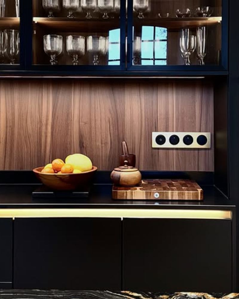 Cuisine sur-mesure, crédence en noyer