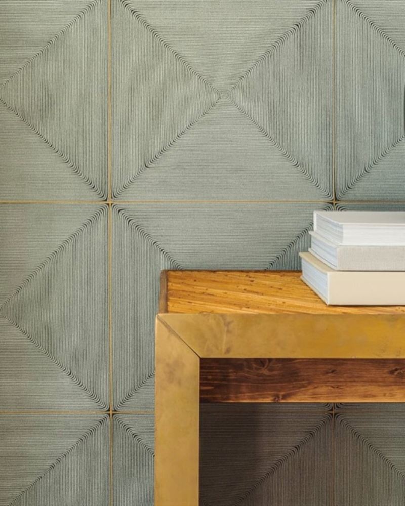 Détail décoration, banc en bois et mur habillé